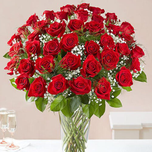 Lovely_Roses_in_a_Glass_Vase