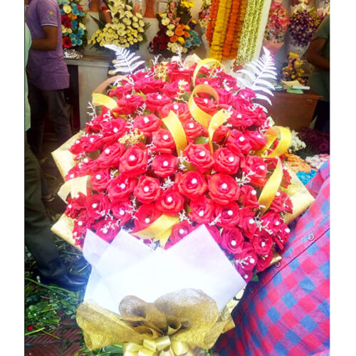 glorious presentation of red roses with pearl