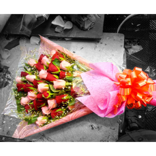 hand bouquet of red pink rose combination